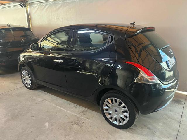 Lancia Ypsilon 1.0 FireFly 5 porte S&S Hybrid 70cv - foto 2 di 4