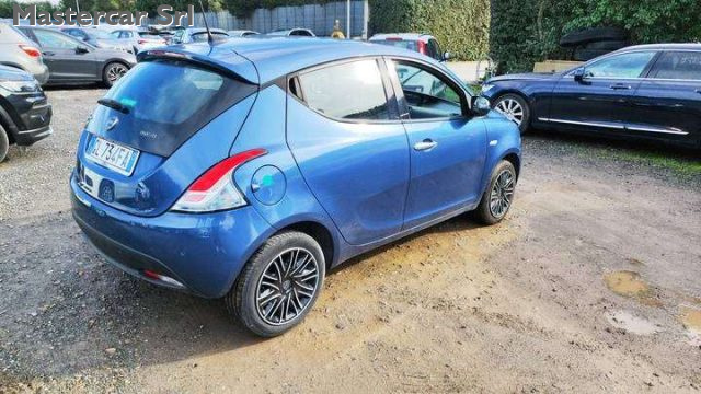 Lancia Ypsilon NEOPATENTATI 1.0 firefly hybrid Gold TG : GL734FA - foto 4 di 4
