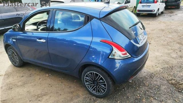 Lancia Ypsilon NEOPATENTATI 1.0 firefly hybrid Gold TG : GL734FA - foto 3 di 4