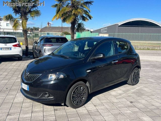 Lancia Ypsilon 5p. Neopatentati 1.0 hybrid Gold tg: GK578ZB - foto 2 di 4