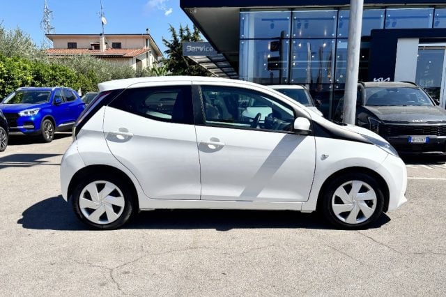 Toyota Aygo 1.0 VVT-i 69 CV 5 porte x-cite MMT - foto 4 di 4
