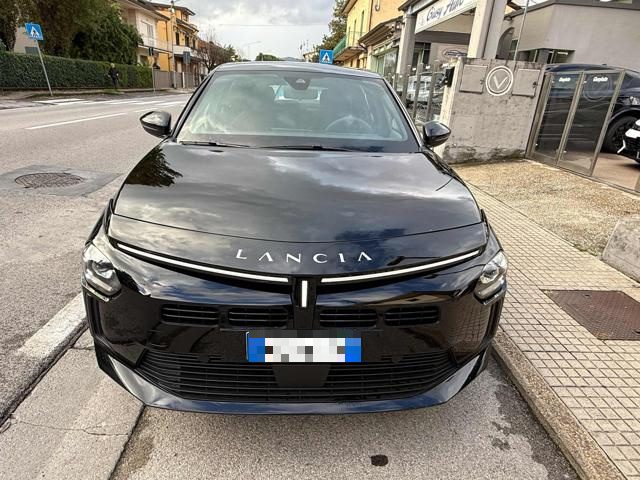 Lancia Ypsilon Hybrid e-DCT - foto 2 di 4