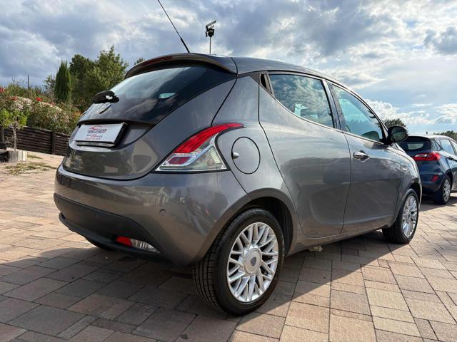 Lancia Ypsilon 1.2 69 CV 5 porte GPL Ecochic Platinum - foto 3 di 4