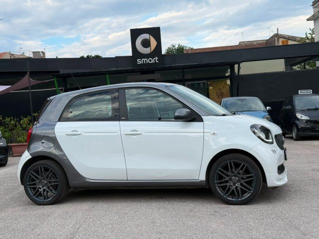 smart forFour 90 TWINAMIC PASSION+PACK BRABUS+NAV. usato a CASERTA