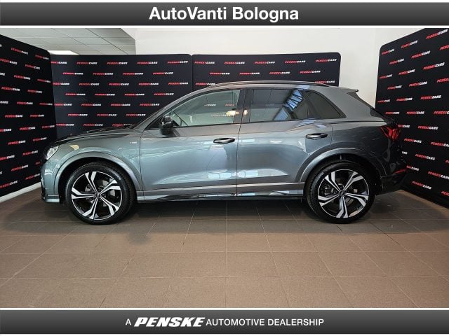 Audi Q3 Audi 35 2.0 tdi Identity Black s-tronic - foto 2 di 2
