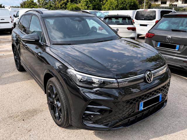 Volkswagen Tiguan 2.0 TDI 150 CV DSG R-Line Plus ''TOTAL BLACK'' - foto 2 di 4