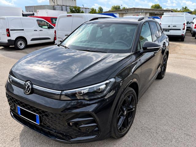 Volkswagen Tiguan 2.0 TDI 150 CV DSG R-Line Plus ''TOTAL BLACK'', del 2024, 73.627 km, in vendita a Carovigno (BR)