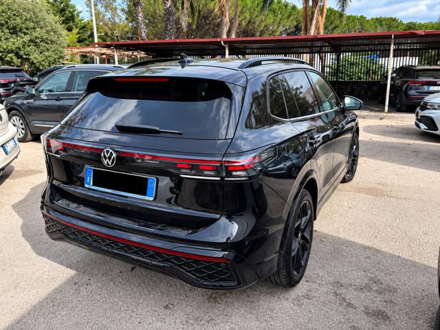 Volkswagen Tiguan 2.0 TDI 150 CV DSG R-Line Plus ''TOTAL BLACK'' - foto 3 di 4