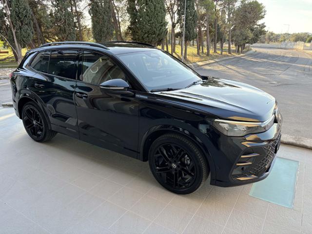 Volkswagen Tiguan 2.0 TDI 150 CV DSG R-Line Plus ''TOTAL BLACK'' - foto 3 di 4