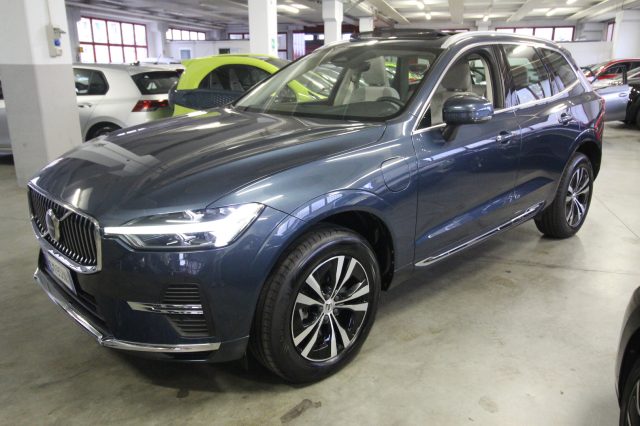 Volvo XC60 T6 Recharge Plug-in Hybrid AWD automatico Core - foto 2 di 24