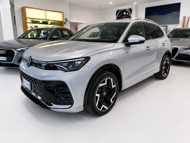 Volkswagen Tiguan R-Line DSG 2.0 TDI 150 CV Alcantara Aziendale - foto 2 di 4