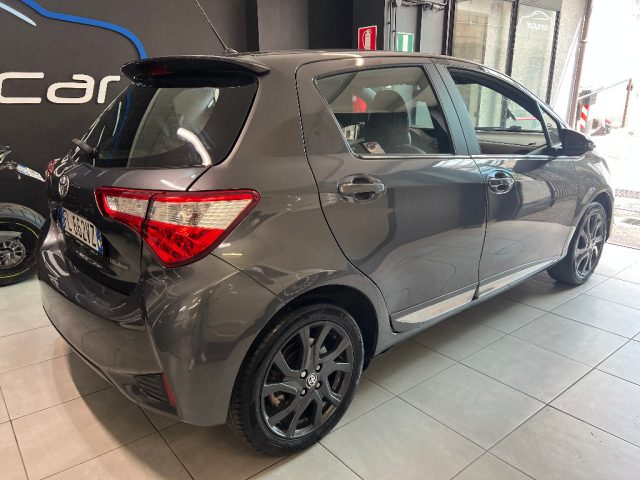 Toyota Yaris 1.0 5 porte Lounge - foto 3 di 4
