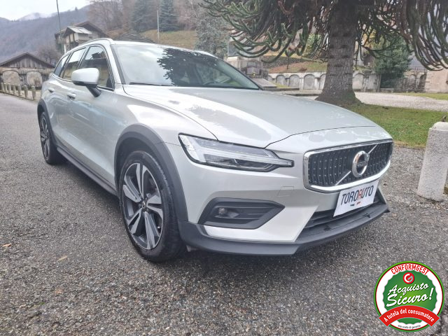Volvo V60 Cross Country B4 (d) AWD Geartronic Business Pro Line usato a VARALLO