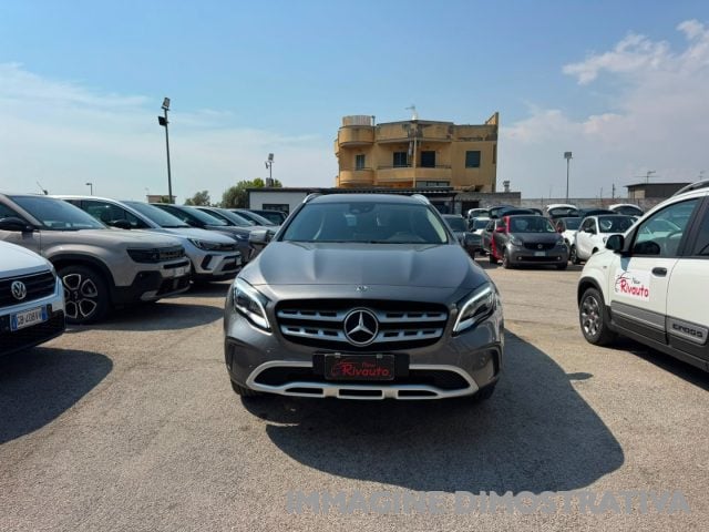 Mercedes-Benz GLA 200 d Automatic premium, del 2019, 99.000 km, in vendita a Volla (NA)