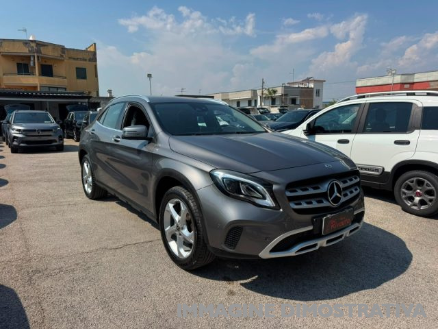 Mercedes-Benz GLA 200 d Automatic premium - foto 4 di 27