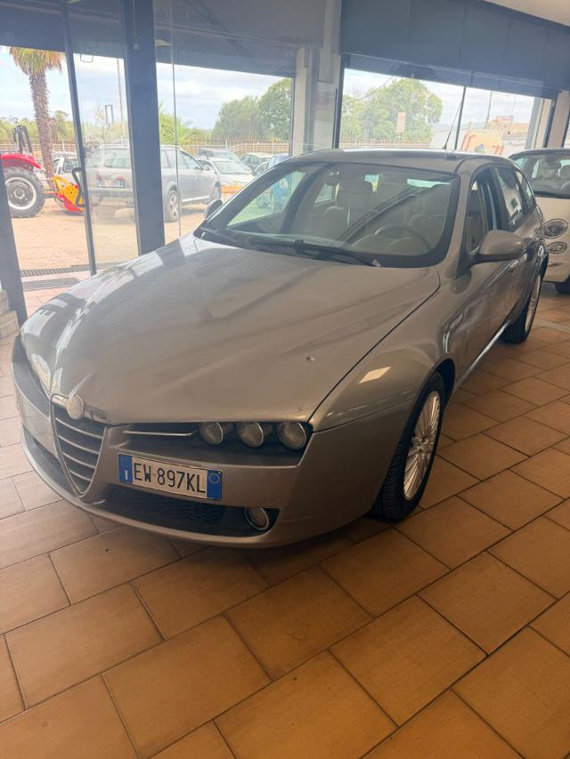 Alfa Romeo 159 2.4 JTDm 200 CV Sportwagon Distinctive Q-Tronic - foto 2 di 6
