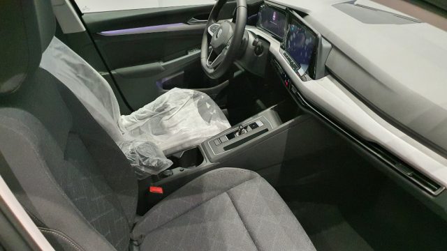Volkswagen Golf 1.5 TGI DSG Life Garanzia 4 Anni, del 2021, 9.000 km, in vendita a Troia (FG)