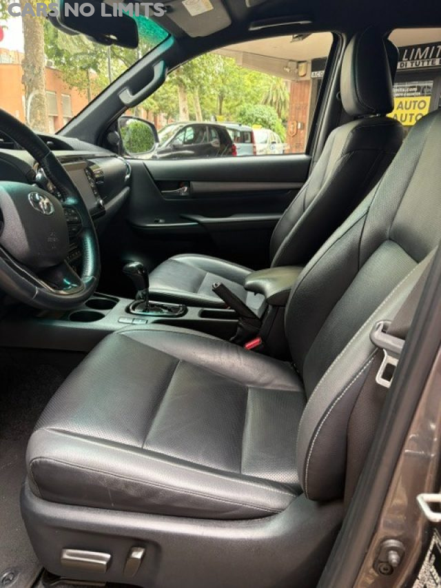 Toyota Hilux 2.8 D-4D A/T 4WD 4 porte Double Cab Invincible - foto 2 di 25