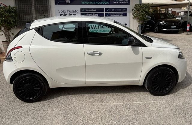 Lancia Ypsilon 1.0 FireFly 5 porte S&S Hybrid Silver - foto 2 di 4