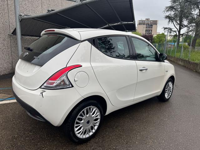 Lancia Ypsilon 1.0 FireFly 5 porte Hybrid Silver - foto 3 di 4