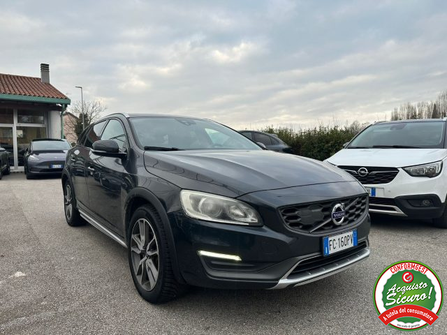 Volvo V60 Cross Country D3 Geartronic Momentum - foto 2 di 14