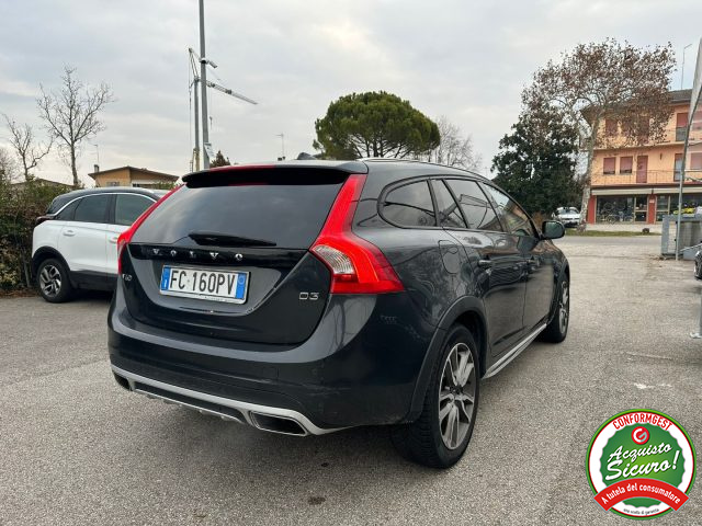 Volvo V60 Cross Country D3 Geartronic Momentum - foto 4 di 14