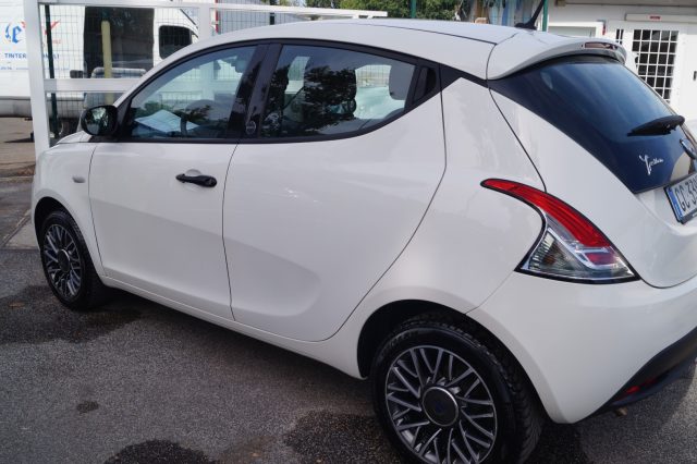 Lancia Ypsilon 1.0 FireFly 5 porte S&S Hybrid Ecochic Silver - foto 4 di 4