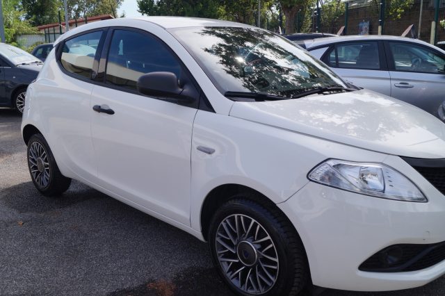 Lancia Ypsilon 1.0 FireFly 5 porte S&S Hybrid Ecochic Silver - foto 2 di 4