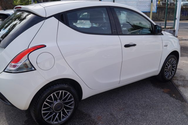 Lancia Ypsilon 1.0 FireFly 5 porte S&S Hybrid Ecochic Silver - foto 3 di 4
