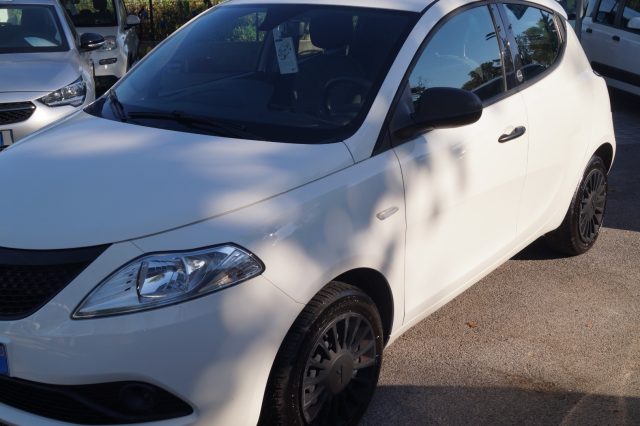 Lancia Ypsilon 1.0 FireFly 5 porte S&S Hybrid Ecochic Silver - foto 2 di 4