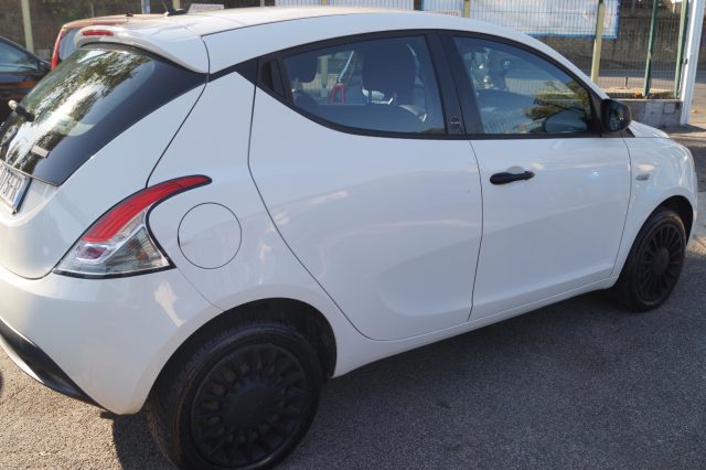 Lancia Ypsilon 1.0 FireFly 5 porte S&S Hybrid Ecochic Silver - foto 4 di 4