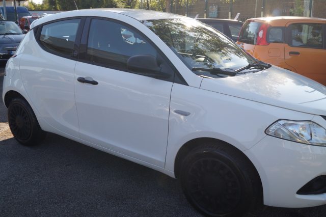 Lancia Ypsilon 1.0 FireFly 5 porte S&S Hybrid Ecochic Silver - foto 3 di 4