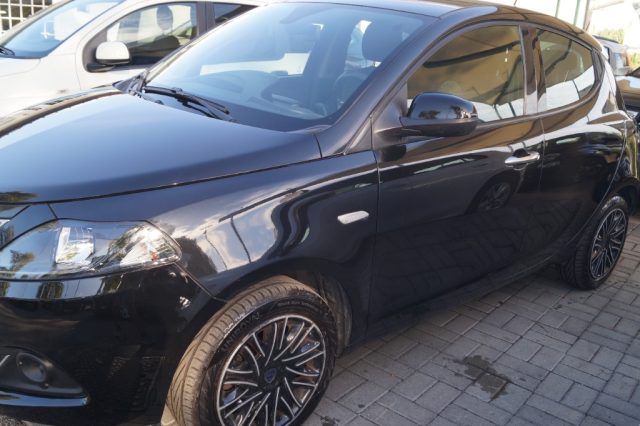 Lancia Ypsilon 1.0 FireFly 5 porte S&S Hybrid Silver - foto 2 di 4