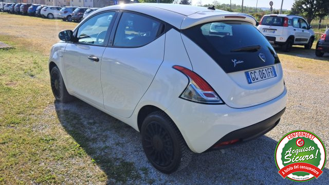 Lancia Ypsilon 1.0 FireFly 5 porte S&S Hybrid Ecochic Silver - foto 2 di 4