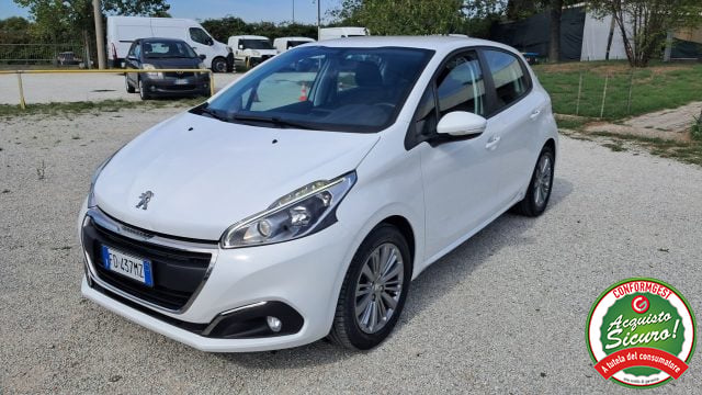 Peugeot 208 1° serie PureTech 82 5 porte Active, del 2016, 9.400 km, in vendita a Rimini (RN)