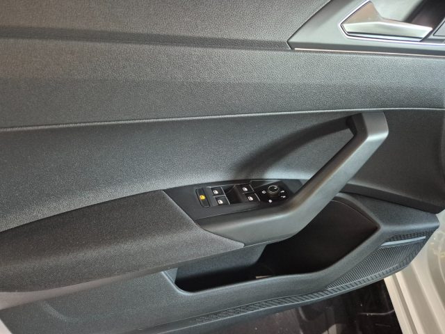 Volkswagen Taigo 1.0 TSI 110 CV R-Line, del 2023, in vendita a Mugnano Di Napoli (NA)