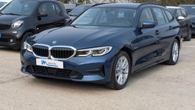BMW 320 320e Hybrid Touring - foto 3 di 4