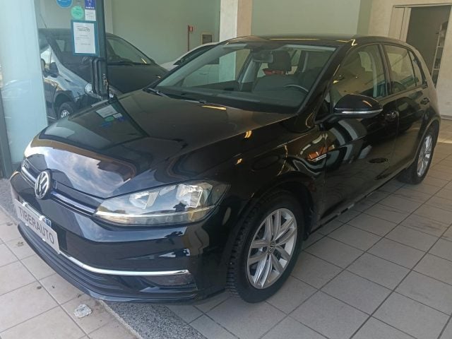 Volkswagen Golf 1.4 TGI 5p. Business BlueMotion, del 2017, 140.630 km, in vendita a Altidona (FM)