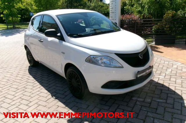 Lancia Ypsilon 1.0 FireFly 5 porte S&S Hybrid Ecochic Silver - foto 3 di 4