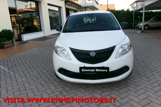 Lancia Ypsilon 1.0 FireFly 5 porte S&S Hybrid Ecochic Silver - foto 2 di 4