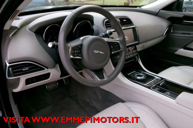 Jaguar XE 2.0 D 180 CV aut. Prestige, del 2019, 99.000 km, in vendita a Preganziol (TV)