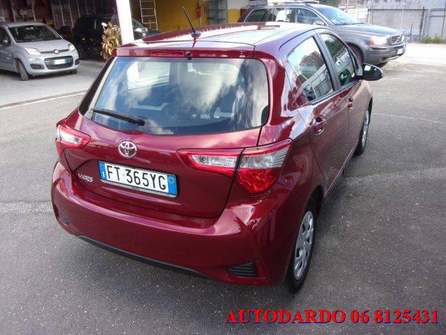Toyota Yaris 1.5 5 porte LOUNGE - foto 2 di 4