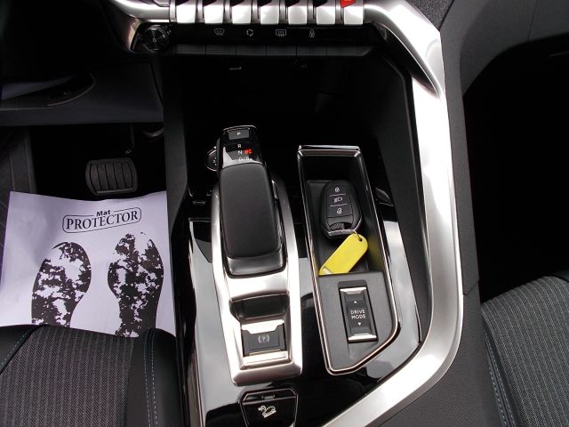 Peugeot 3008 Hybrid4 300 e-EAT8 4x4 Allure Pack usato a SAN VENDEMIANO