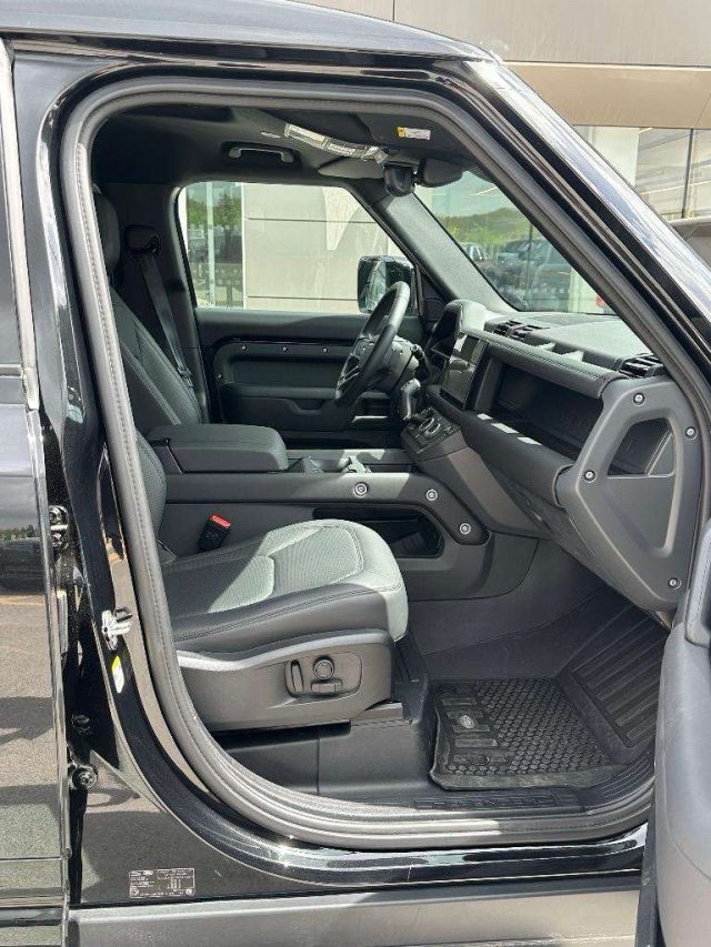 Land Rover Defender (2019) LAND ROVER 110 3.0D I6 200 CV AWD Auto X-Dy - foto 3 di 4