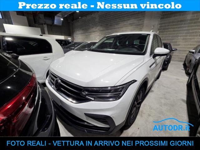 Volkswagen Tiguan 2.0 TDI 150CV DSG Life Carplay, AmbientPack, ACC usato a MONTE SAN GIUSTO