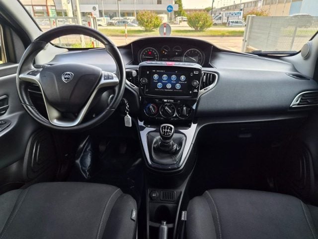 Lancia Ypsilon 1.0 FireFly 5 porte S&S Hybrid Gold - foto 3 di 4