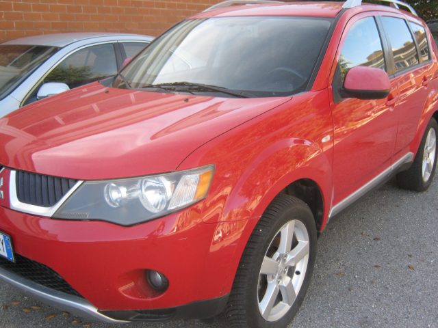 Mitsubishi Outlander 2.0 DI-D Instyle 7 p.ti DPF 4WD - foto 3 di 4