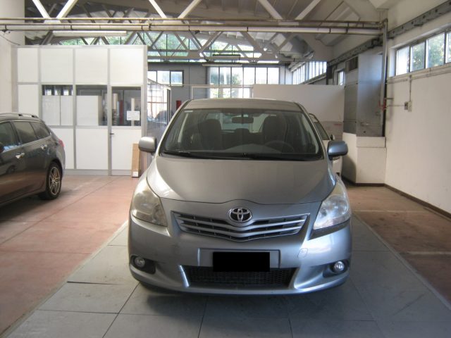 Toyota Verso 2.0 D Active 7 posti usato a PORTO SAN GIORGIO