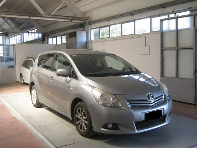 Toyota Verso 2.0 D Active 7 posti usato a PORTO SAN GIORGIO