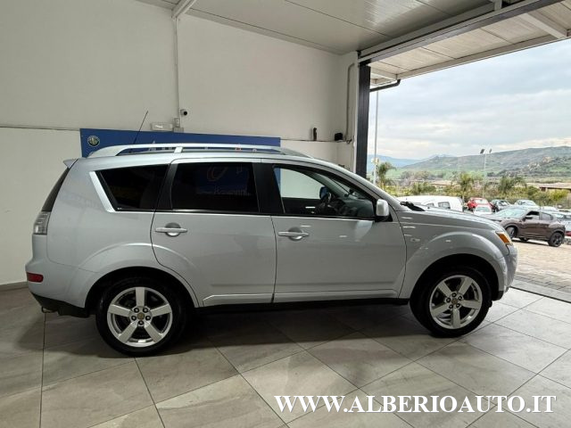 Mitsubishi Outlander 2.0 DI-D Instyle 7 p.ti DPF 7 POSTI - foto 4 di 4